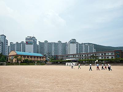 서령중학교 본관 및 희망관(체육관) 전경 썸네일 이미지